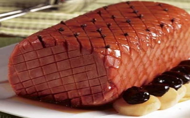 Jamón glaseado con yacón y guindones